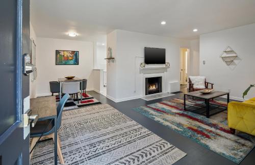 Venice Canals Apartment | Quaint 1BD 1BA Bungalow