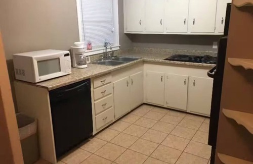 Sulphur House | Quaint 2/1 Cottage. Has full Kitchen, Washer/Dryer, WiFi & BBQ Grill