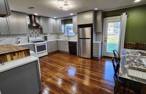 Northside House | Quaint 2/1 in Lindale Park w/FREE EGGS, quiet and convenient neighborhood
