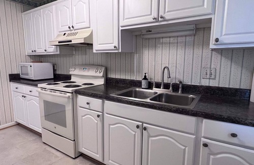 Rosewood Condo | Quaint 2 Bed, 1 Bath Getaway