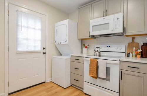 Peakland House | Quaint 3-BR Getaway | Free Parking + Free WiFi