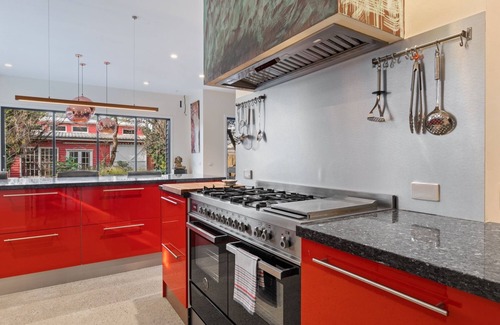 Newport House | Quaint 4-Bed with Backyard, 5-Min to the Beach