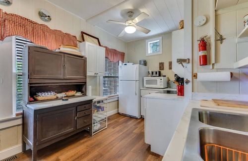 Lake Waccamaw House | Quaint 5-bedroom family lake front house in Lake Waccamaw