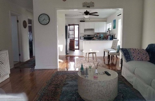 Abingdon Cottage | Quaint Abingdon Cottage Downtown 420 East Valley Street