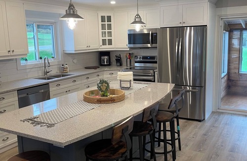 Athens House | Quaint and cozy cottage like atmosphere. Three minute walk to Charleston Lake,