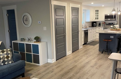 Athens House | Quaint and cozy cottage like atmosphere. Three minute walk to Charleston Lake,