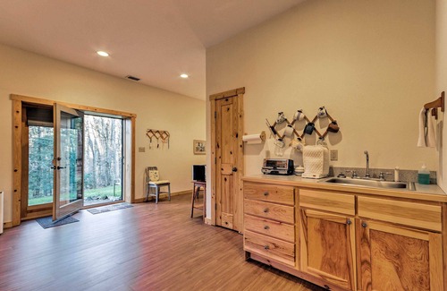 Hampton Apartment | Quaint Apt ~ 5 Miles to Appalachian Trail & Lake!