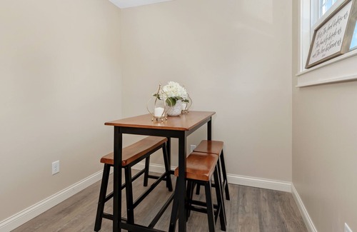 Clintonville House | Quaint Cape Cod with 2 bedrooms & 2 Full Baths min from OSU!
