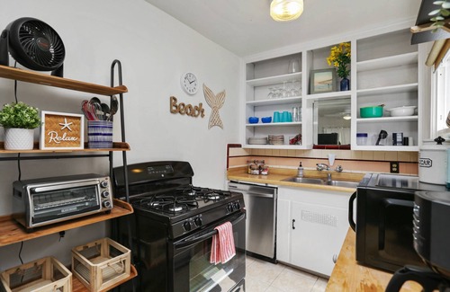 West Newport House | Quaint, Charming, Great Value @ The Beach, 2 Blocks to Sand, BBQ, Pets, Patio in Newport