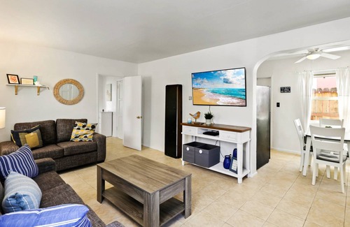 West Newport House | Quaint, Charming, Great Value @ The Beach, 2 Blocks to Sand, BBQ, Pets, Patio in Newport