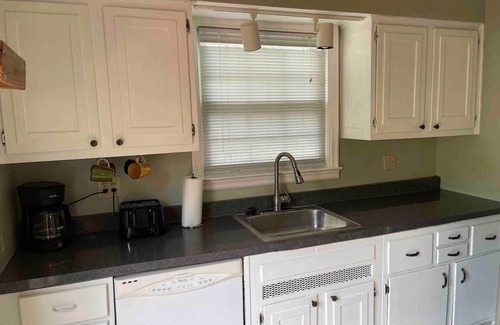 Charleston House | Quaint, Comfy, Close & Convenient - Entire Home