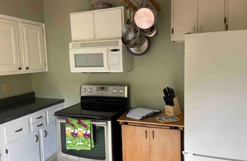 Charleston House | Quaint, Comfy, Close & Convenient - Entire Home