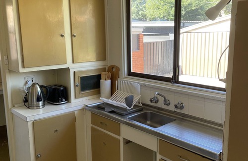 Yarralumla House | Quaint & Cosy Stay in leafy prestigious suburb
