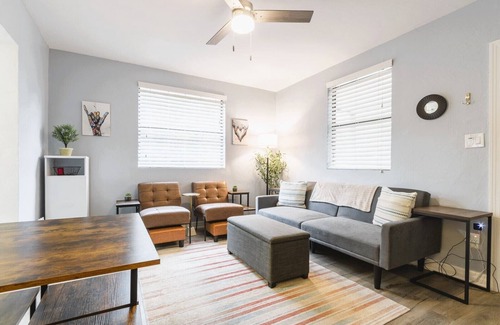 Gainesville House | Quaint Cottage-5 min to UF & Shands & VA Hospital.