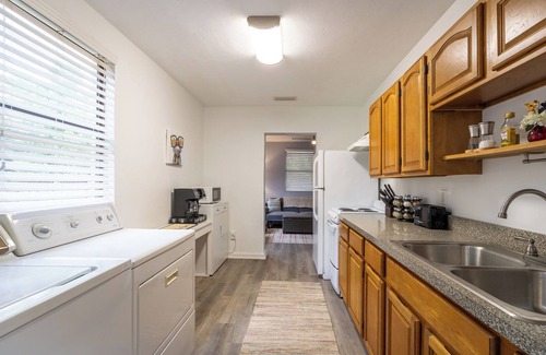 Gainesville House | Quaint Cottage-5 min to UF & Shands & VA Hospital.