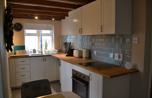 Wrenbury Cottage | Quaint cottage on the village green