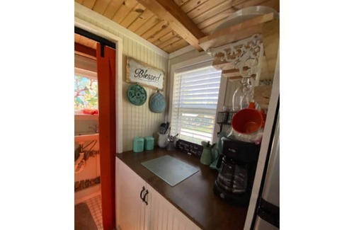 Burnet House | Quaint & Cozy 1-Bdrm Tiny Home- HOT TUB/SUPs/KAYAK