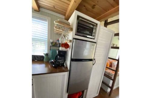 Burnet House | Quaint & Cozy 1-Bdrm Tiny Home- HOT TUB/SUPs/KAYAK