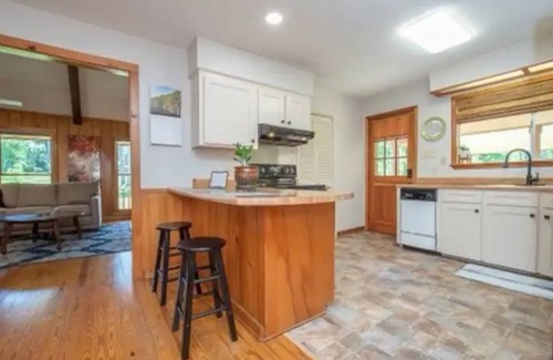 Pineville Cabin | Quaint, Cute & Central! **Downstairs ONLY!!!**