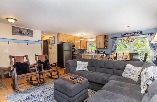 Blue River House | Quaint Dog Friendly Cabin with private sauna and hot tub 7 minutes from Breck
