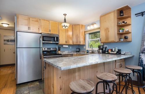 Blue River House | Quaint Dog Friendly Cabin with private sauna and hot tub 7 minutes from Breck