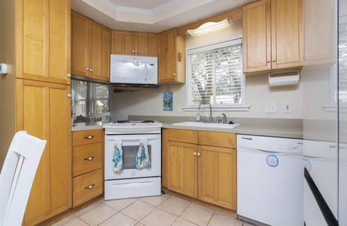 St. Augustine House | Quaint Downtown Cottage ~ Free Private Parking!