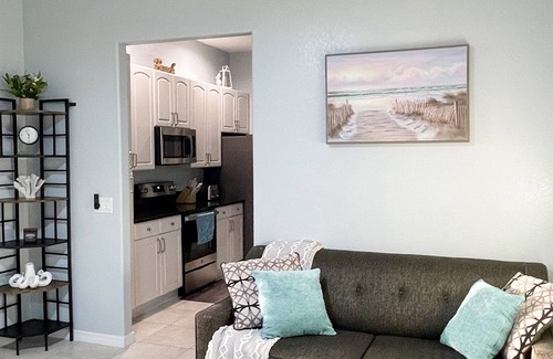 South Venice House | Quaint heated pool home minutes away from the beach!
