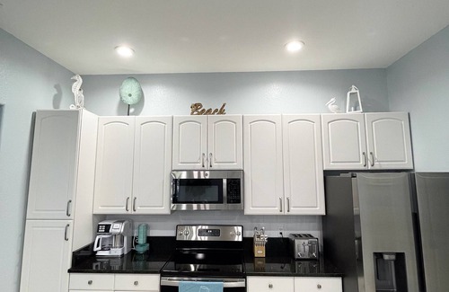 South Venice House | Quaint heated pool home minutes away from the beach!