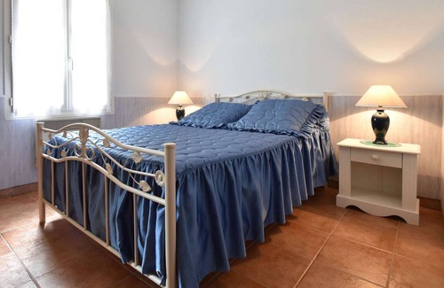 Faverolles House | Quaint Holiday Home in Faverolles with Pool and Pond