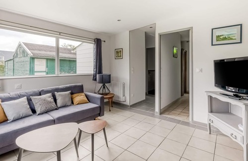 Tracy-sur-Mer House | Quaint Holiday Home in Tracy sur Mer near Seabeach