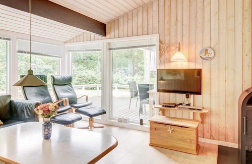 Oster Somarken House | Quaint Holiday Home in Aakirkeby with Whirlpool