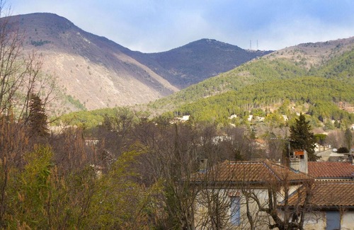 Dieulefit House | Quaint Holiday Home in Dieulefit with Hot Tub