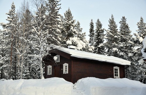 Sorsele House | Quaint holiday home in the forests of Lapland by the river