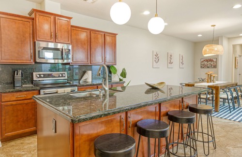 Provence House | Quaint home walking distance to Superbowl with patio, AC, W/D & pool access