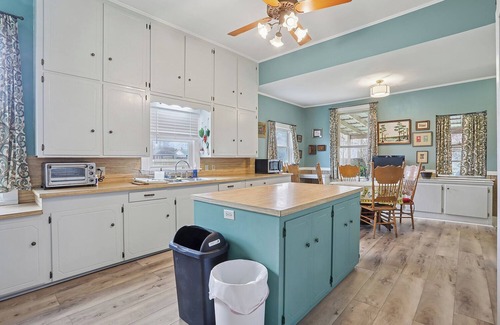 New Roads House | Quaint house in the Historic town of New Roads. Close to everything!