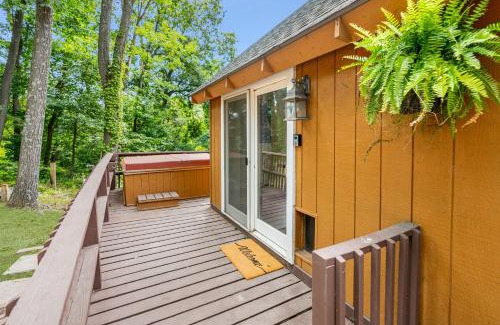 Sleepy Hollow House | Quaint Loft Cabin w Hot Tub, FirePit, Deck & Grill