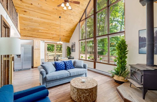 Sleepy Hollow Cabin | Quaint Loft Cabin w/Hot Tub, FirePit, Deck & Grill