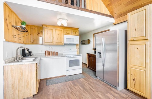 Sleepy Hollow Cabin | Quaint Loft Cabin w/Hot Tub, FirePit, Deck & Grill