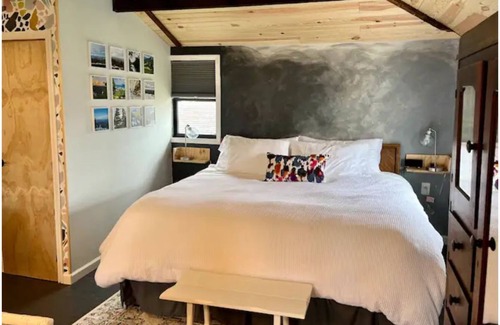 Leadsville House | Quaint Loft, Modern luxury touches, Great location