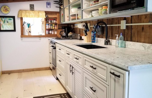 Bryson City Cabin | Quaint, peaceful, & creekside! Alarka Peaceful Creek Cabin - Bryson City