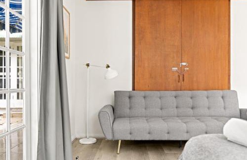 Lindfield House | Quaint Queen Room - Convenient Location in Lindfield - Shared Bathroom