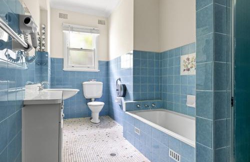 Lindfield House | Quaint Queen Room - Convenient Location in Lindfield - Shared Bathroom