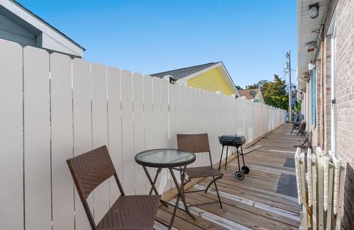 Crescent Beach House | Quaint & Quiet Townhouse, 0.3 miles from beach + Free Attraction Tickets!