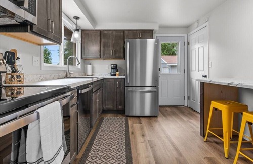 De Pere House | Quaint Twindo in East Depere! On Site Parking.
