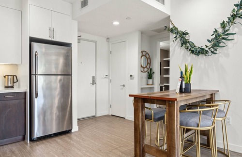 Carthay Circle Condo | Quaint & Unique 1BR Apartment