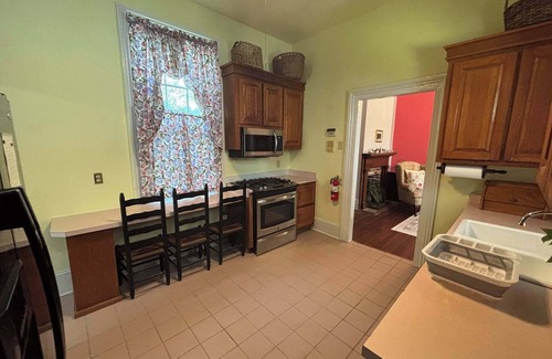 Cannonborough Elliotborough Apartment | Quaint Victorian Apartment in Downtown Charleston