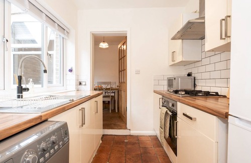 Fulwell and Hampton Hill House | Quaint Victorian Cottage great transport to London | Pass The Keys