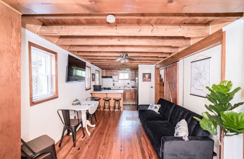 Lynchburg Cottage | Quaker Cottage - Family Friendly, Centrally Located, sleeps 6 (2bd,1ba)