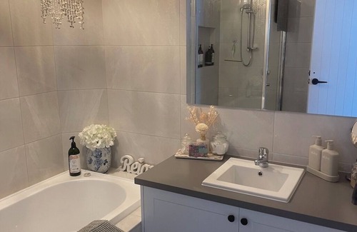 Cowes Bed & Breakfast | Quality B & B - 2 bedrooms - Lounge - Bathroom - 15 min walk to the beach.