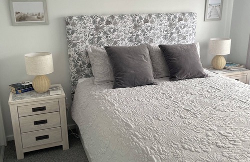 Cowes Bed & Breakfast | Quality B & B - 2 bedrooms - Lounge - Bathroom - 15 min walk to the beach.